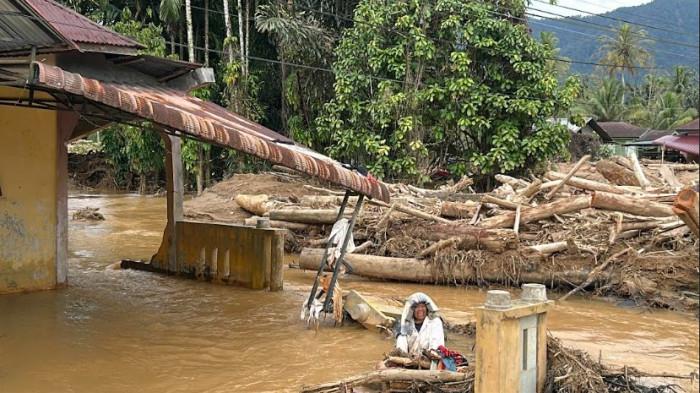 BANJIR TAPTENG - Kondisi sungai di Kecamatan Tukka, yang terpenuhi lumpur dan membuat aliran air meluap ke pemukiman masyarakat, Sabtu (13/12/2025). Penyumbatan aliran sungai dikhawatirkan membuat banjir susulan.