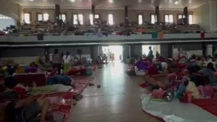 Kondisi  tempat pengungsian penyintas banjir di Gor Pandan, Tapteng, Selasa (16/12/2025).