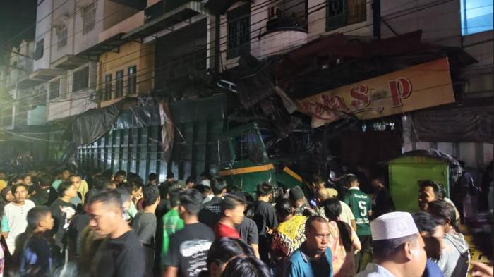 LAKALANTAS MAUT - Kondisi truk membawa barang pecah belah mengalami rem blong, lalu menabrak warga, dan 12 kendaraan, di Jalan Jenderal Sudirman, Kelurahan Kotapinang, Kabupaten Labuhanbatu Selatan, Senin (6/7/2026). Sebanyak 2 orang meninggal dunia, dan 13 lainnya luka-luka.
