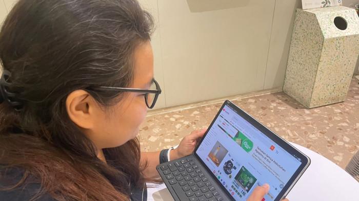 Konsumen saat mencari-cari produk Otten Coffee di kanal LazMall.