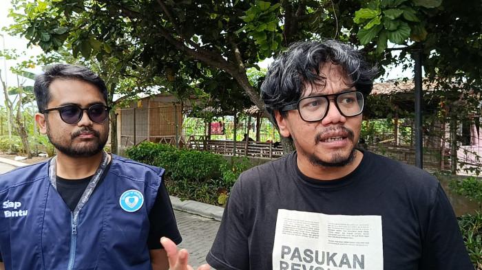 BANTUAN UNTUK SUMATERA- Konten kreator dan aktivis sosial Ferry Irwandi ketika diwawancarai di bandara Internasional Kualanamu, soal penyaluran bantuan dari penggalangan dana untuk korban bencana di Sumatera, Kamis (4/12/2025). Bantuan sebanyak 2,6 ton sempat kesusahan dikirim karena tak dapat pesawat angkut, hingga akhirnya dapat bantuan pesawat dari Mabes Polri ke Kualanamu.