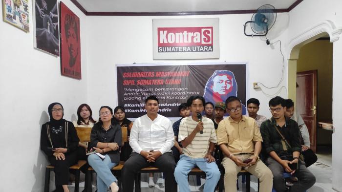SERANGAN AIR KERAS - Solidaritas masyarakat sipil Sumatera Utara yang berasal dari berbagai Non-Govermental Organization saat melakukan konferensi pers terkait serangan air keras terhadap Andrie Yunus, di Kantor KontraS Sumut, Senin (16/3).