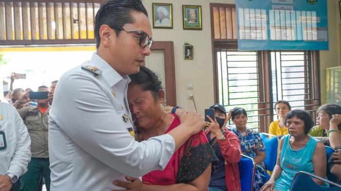 Warga Peluk Wali Kota Medan, Tangis Haru Pecah dari Korban Kebakaran 13 Rumah