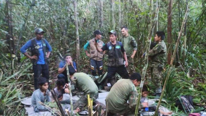 Dalam foto selebaran yang dirilis pada 9 Juni 2023, oleh Kepresidenan Kolombia, anggota tentara merawat empat anak Pribumi yang ditemukan hidup setelah menghabiskan lebih dari sebulan tersesat di hutan Amazon Kolombia setelah jatuhnya sebuah pesawat kecil. Empat anak suku asli ditemukan hidup hari Jumat setelah menghabiskan lebih dari sebulan hilang di hutan hujan Amazon Kolombia menyusul kecelakaan pesawat kecil yang memicu operasi penyelamatan besar-besaran, kata Presiden negara itu Gustavo Petro. Selebaran / Kepresidenan Kolombia / AFP (FOTO AFP / KEPRESIDENAN KOLOMBIA)