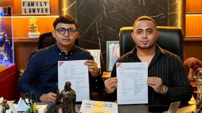 PENUMPANG GUGAT KAI — Advokat Rolland E Potu menunjukkan berkas gugatan terhadap PT KAI (Persero) terkait kecelakaan KA Argo Bromo Anggrek dan KRL Commuter Line di Stasiun Bekasi Timur, Jawa Barat, 27 April 2026, di Pengadilan Negeri Bandung, Jawa Barat. Gugatan perdata tersebut telah resmi didaftarkan melalui sistem e-court.