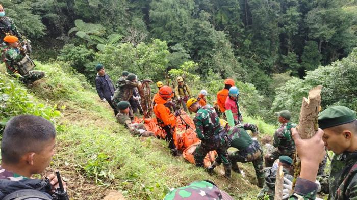 KORBAN KECELAKAAN PESAWAT- Tim SAR gabungan menjaga kantung jenazah  korban kecelakaan pesawat ATR 42-500 di lereng pegunungan Bulusaraung Kabupaten Maros-Pangkep, Sulawesi Selatan pada Jumat (23/1/2026) sebelum dievakuasi menggunakan helikopter.