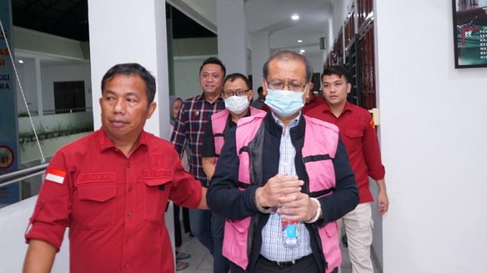 TERSANGKA KORUPSI - Kedua tersangka adalah Joko Susilo Kepala Departemen Sales dan Marketing PT Inalum 2019 dan Dante Sinaga, Senior Executive Vice President Pengembangan Usaha PT Inalum tahun 2019, ditahan Kejatisu dalam kasus korupsi, Rabu (17/12/2025).