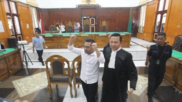 SIDANG PUTUSAN AMSAL SITEPU- Terdakwa Amsal Sitepu mengikuti sidang putusan perkara dugaan korupsi pengerjaan video profil desa, di Pengadilan Tipikor pada Pengadilan Negeri Medan, Rabu (1/4/2026). Majelis hakim memvonis bebas kepada terdakwa Amsal Sitepu.