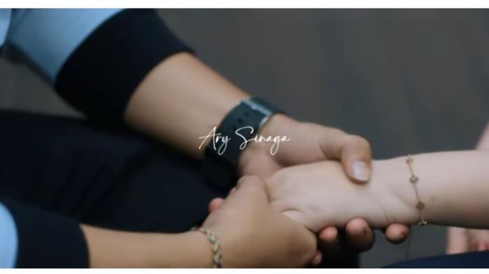 Lirik Lagu Batak Pahothon Padan Dipopulerkan oleh Ary Sinaga