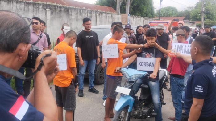 LAKUKAN REKONSTRUKSI : Para pelaku pembunuh Muhammad Ilham memperagakan bagaimana mereka awal pertama kali bertemu dan menganiaya korban di Jln Kebun Sayur Lubuk Pakam saat rekonstruksi dilakukan, Kamis (28/8/2025). Saat itu total ada 14 adegan yang dilakukan dalam rekonstruksi ini.