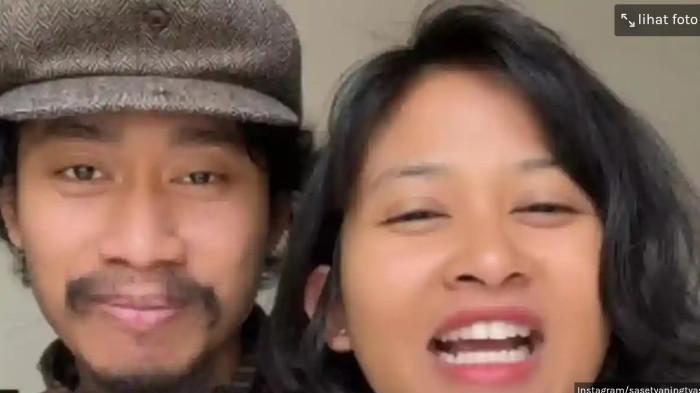 LPDP - Arya Iwantoro mendadak menjadi sorotan publik setelah unggahan sang istri, Dwi Sasetyaningtyas atau Tyas, yang memperlihatkan paspor Inggris anak mereka viral di media sosial. Unggahan tersebut memantik perdebatan panjang mengenai nasionalisme, kewarganegaraan ganda, hingga kewajiban pengabdian bagi penerima beasiswa negara dari Lembaga Pengelola Dana Pendidikan (LPDP).