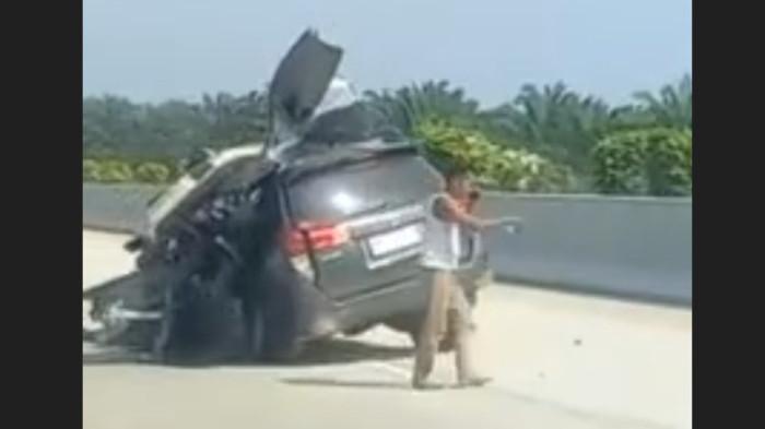 LAKA MAUT - Laka maut di Jalur Tol Indrapura - Kisaran KM 134+600 B, Jumat (6/3/2026) pagi. Namun belum diketahui secara pasti berapa jumlah korban jiwa dalam mobil minibus tersebut.