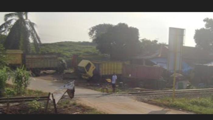 LAKALANTAS KERETA API - Penampakan Perlintasan KA Tanpa Palang di Sektor V Payapinang, Tebingtinggi. Kereta Api Sribilah Utama yang datang dari arah Stasiun Rantauprapat menghantam sebuah minibus Avanza, Rabu (21/1/2026).