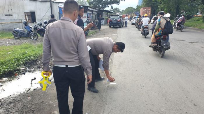 LAKALANTAS MAUT DI BELAWAN - Petugas Satlantas Polres Pelabuhan Belawan melakukan olah TKP di Jalan Pelabuhan, Kecamatan Medan Belawan, Kota Medan, Selasa (11/11/2025). Seorang pedagang ikan, Dina Sari (36), mengalami luka-luka, dan rekannya, Budi Hartono (52), tewas dalam kecelakaan lalu lintas di Jalan Pelabuhan, Kecamatan Medan Belawan, Kota Medan, pada Selasa (11/11/2025) sekitar pukul 13.30 WIB.