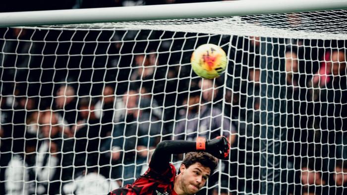 AKSI LAMMENS - Kiper Manchester United Lammens saat pemanasan jelang lawan Tottenham Hotspur di Liga Inggris 2025-2026. Semenjak Lammens dipasang sebagai starter, MU tak terkalahkan.