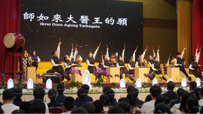 Para relawan Tzu Chi menampilkan permainan genta dan genderang, dalam pembukaan acara Perayaan Waisak Yayasan Buddha Tzu Chi di Sekolah Cinta Budaya Medan, Minggu (10/5). Penampilan genta dan genderang mempunyai tujuan spiritual, budaya dan edukatif yang bermakna untuk menyucikan hati manusia dan menenteramkan dunia.