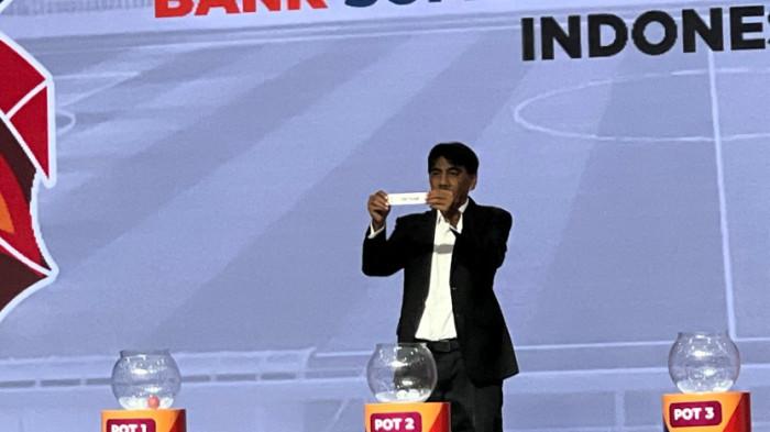 PIALA AFF U19 - Legenda PSMS Medan Iwan Karo-karo menunjukkan hasil undian kepada tamu undangan yang hadir pada drawing Piala AFF U19 di Aula Tengku Rizal Nurdin, Medan, Kamis (7/5/2026). Indonesia berada di Grup A bersama rivalnya Vietnam.