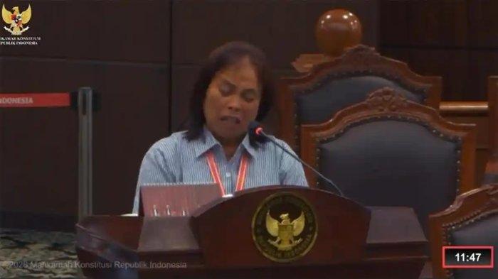 KORBAN PEMBUNUHAN - Leni Damanik, ibu kandung dari Michael Histon Sitanggan (15), korban penganiayaan berujung kematian oleh Sersan Satu (Sertu) Reza Pahlivi berbagi kisah dengan para hakim di Mahkamah Konstitusi dalam sidang perkara 197/PUU-XXIII/2025 yang menguji Undang-Undang Nomor 3 Tahun 2025 tentang Tentara Nasional Indonesia, Rabu (14/1/2025). (Tangkapan layar akun YouTube Mahkamah Konstitusi RI)