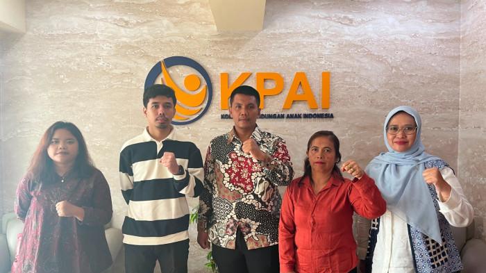 Lenny ibu MHS saat melaporkan hakim tinggi militer Medan ke Badan Pengawasan Mahkamah Agung Republik Indonesia, Komisi Perlindungan Anak Indonesia, dan Ombudsman Republik Indonesia.