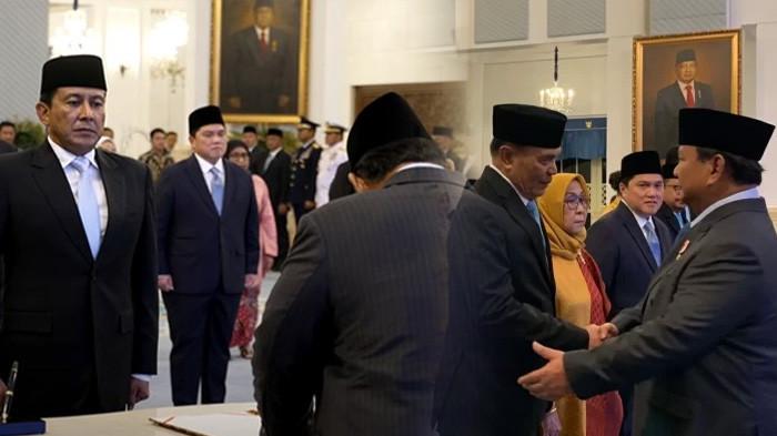 Presiden Prabowo Subianto memberikan penghormatan istimewa kepada Letjen TNI (Purn) Djamari Chaniago dan Komjen Pol (Purn) Ahmad Dofiri, dengan menganugerahkan pangkat Jenderal Kehormatan dalam sebuah upacara di Istana Negara, Jakarta, Rabu (17/9/2025). Setelah menerima pangkat Jenderal kehormatan, Ahmad Dofiri dilantik sebagai Penasihat Khusus Presiden Bidang Kamtibmas dan Reformasi Polri, sementara Djamari Chaniago dipercaya menjabat sebagai Menteri Koordinator Bidang Politik dan Keamanan (Menko Polkam). (Kolase Tribun Medan/Istimewa)
