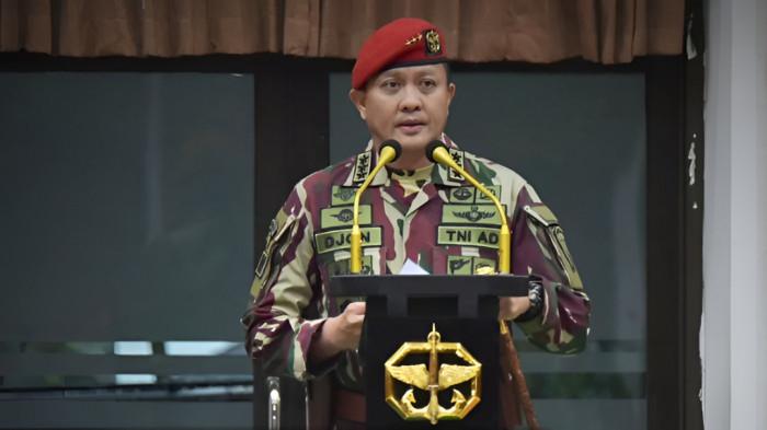 PANGKOPASSUS- Letjen TNI Djon Afriandi adalah perwira tinggi TNI Angkatan Darat yang saat ini menjabat sebagai Panglima Komando Pasukan Khusus (Kopassus), posisi pertama dalam sejarah satuan elite tersebut.