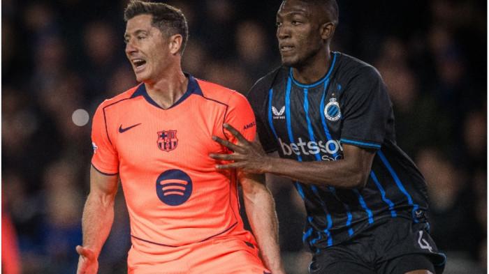 IMBANG - Striker Barcelona, Robert Lewandowski (kiri) saat dihadang pemain Club Brugge di ajang Liga Champions 2025-2026. Barcelona ditahan imbang Club Brugge dengan skor 3-3.
