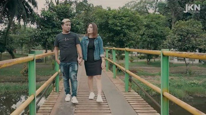 Lirik Lagu Manggandeng Kenangan yang Dipopulerkan Jhon Kenedy Nadeak