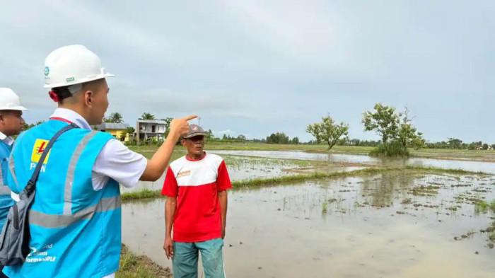 POMPA AIR LISTRIK - Tim PLN UP3 Lubukpakam bersama petani dari Kelompok Tani Makmur II mengecek aliran irigasi yang mengairi sawah di Desa Dalu X, Kecamatan Tanjung Morawa, Kabupaten Deliserdang, Sumatra Utara. Sebanyak 70 petani di Kelompok Tani Makmur II ini sudah menggunakan pompa air listrik sebagai bagian penerapan elektrifikasi pertanian.