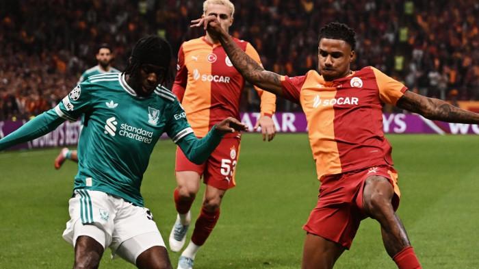 LIVERPOOL KALAH - Bek Liverpool, Frimpong saat dihadang pemain Galatasaray di Liga Champions 2025-2026. Liverpool dalam laga itu kalah di markas Galatasaray dengan skor 1-0.