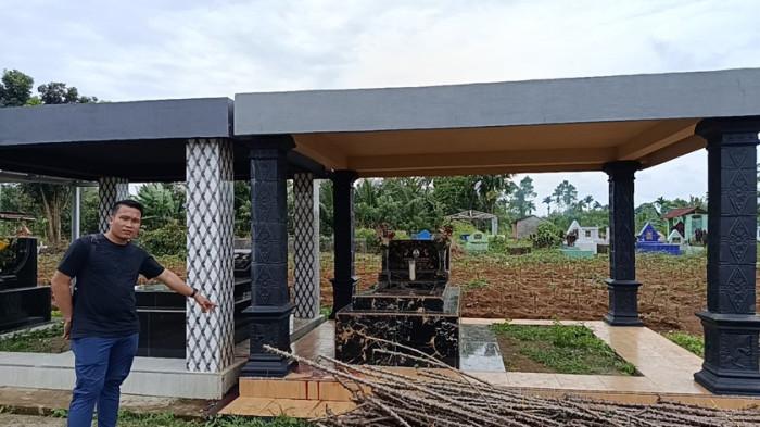 PENEMUAN MAYAT - Lokasi kuburan tempat Michael Ginting ditemukan bersimbah darah penuh luka di tempat pemakaman Kristen, Desa Lantasan Baru, Kecamatan Patumbak, Kabupaten Deli Serdang, Selasa (18/11/2025). Korban sudah dibawa ke rumah sakit guna mendapatkan perawatan medis.