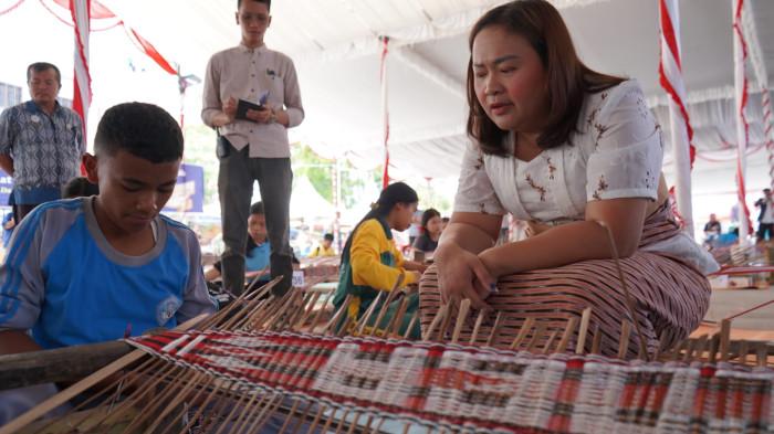 Lomba Tenun Sirat Tojuk