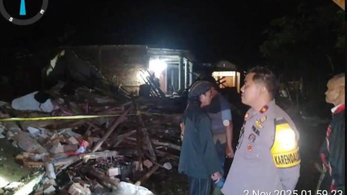 TANAH Longsor di Trenggalek Timbun Rumah Warga, 2 Orang Meninggal dan 2 Hilang