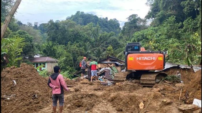 LONGSOR SEMBAHE - Tim gabungan dibantu alat berat melakukan upaya evakuasi korban yang tertimbun longsor di Desa Sembahe, Kecamatan Sibolangit, Kabupaten Deliserdang, Rabu (8/4/2026). Informasi yang didapat, akibat longsor malam tadi enam orang menjadi korban dimana lima dinyatakan meninggal dunia. (TRIBUN MEDAN/Istimewa)