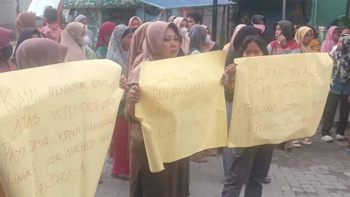 TUNTUT PENCOPOTAN LURAH - Puluhan warga Paya Pasir terdiri dari ibu rumah tangga ini menuntut pencopotan Lurah Paya Pasir Kecamatan Medan Marelan, diduga oknum lurah dinilai kurang peduli terhadap warga korban banjir Paya Pasir. Selasa (9/12/2025)