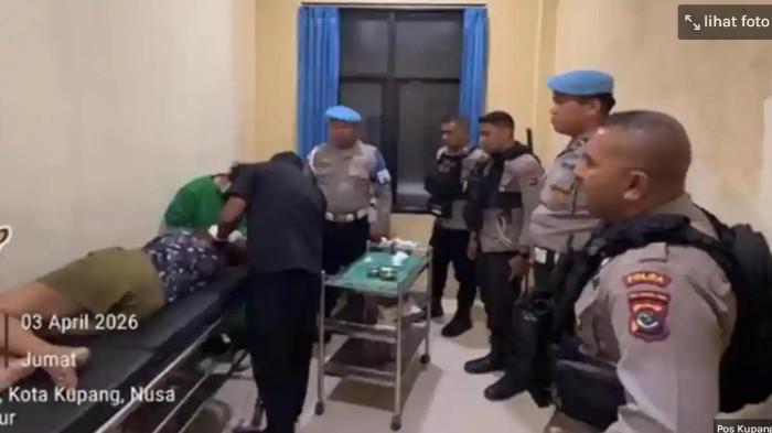 LURAH DIHAJAR KELUARGA - Lurah Tode Kisar berinisial RT (57) dan Pelaksana Tugas (Plt) Lurah Fontein berinisial LA (43), terkapar setelah dianiaya keluarga. Keduanya diduga selingkuh.