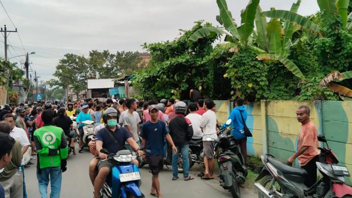 MACET- Arus lalu lintas di Jalan Masjid Pantai Barat, Kelurahan Cinta Damai, Kecamatan Medan Helvetia, Kota Medan macet total karena ada penemuan mayat. Warga memadati lokasi kejadian.