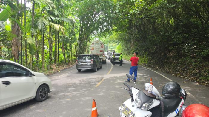 MACET MEDAN-BERASTAGI - Personel Satlantas Polrestabes Medan bersiaga di jalur Medan-Berastagi, melakukan sistem buka tutup, Minggu (5/7/2026). Langkah ini dilakukan untuk mengurai kemacetan yang terjadi sejak Sabtu (4/7/2026) kemarin sore.