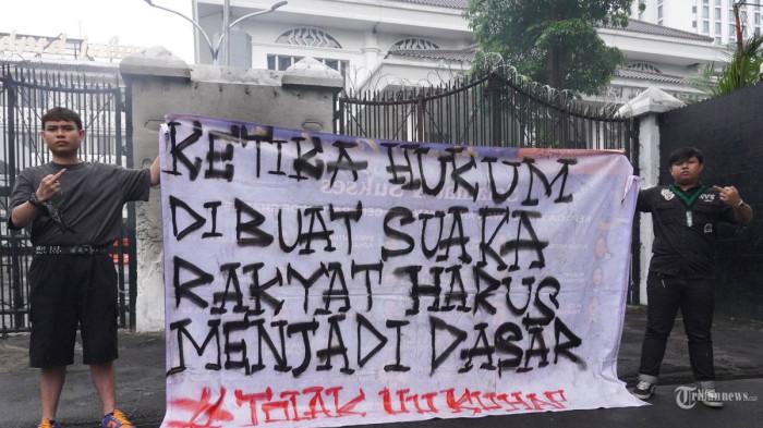 TOLAK KUHAP BARU : Mahasiswa Universitas Islam Bandung (Unisba) yang tergabung dalam Keluarga Besar Mahasiswa Unisba (KBMU) menggelar aksi unjuk rasa di depan Gedung DPRD Provinsi Jawa Barat, Rabu (19/11/2025). Dalam aksinya, mereka menyuarakan penolakan terhadap Kitab Undang-Undang Hukum Acara Pidana (KUHAP) yang dinilai disahkan secara tergesa-gesa dan minim partisipasi publik. (TRIBUN JABAR/GANI KURNIAWAN)