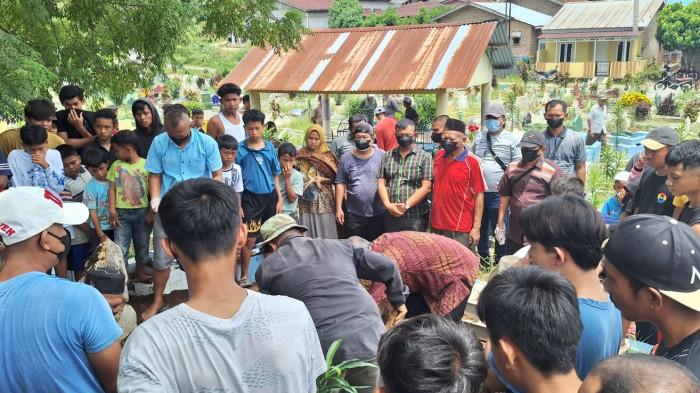 MAKAM DIBONGKAR-Makam pria yang dikubur 24 Maret 2026 di TPU Muslim Nagori Pematang Simalungun tampak dibongkar oleh OTK pada Minggu (3/4/2026)