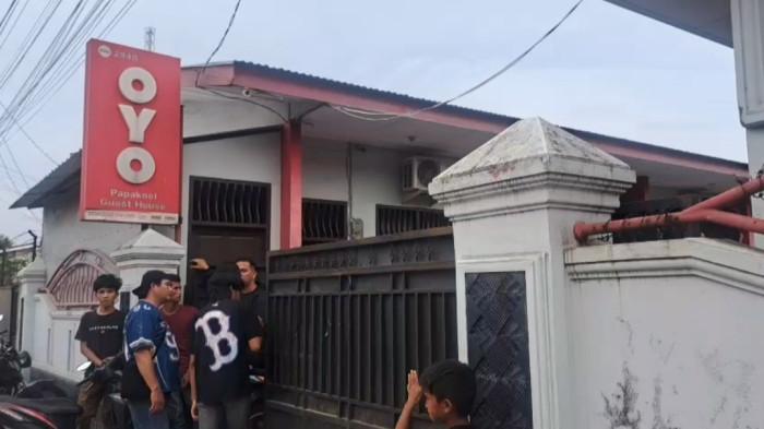 MAYAT DALAM BOKS - Suasana di depan penginapan OYO yang tak jauh dari TKP penemuan mayat wanita dalam boks, di Kecamatan Medan Denai, Kota Medan, Selasa (10/3/2026). Dari hasil CCTV, didapatkan petunjuk adanya seorang pria yang diduga sebagai pelaku keluar dari dalam kamar membawa boks kontainer mirip dengan yang ada di TKP.