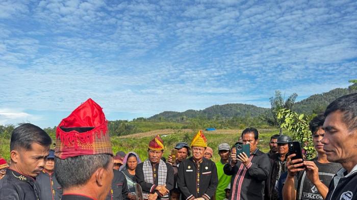 MENANDA TAHUN: Masyarakat Marga Berutu Lebbuh Kuta Kersik kembali melaksanakan ritual adat Menanda Tahun, Jumat (6/3/2026), sebuah tradisi sakral yang diwariskan turun-temurun oleh leluhur Pakpak.