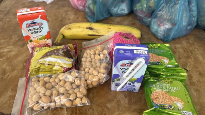 MENU MBG- Paket Makanan Bergizi (MBG) yang tetap dibagikan kepada siswa meski sekolah sedang libur di Medan, Rabu (31/12/2025). Dalam satu paket MBG berisi buah pisang, yoghurt, roti, biskuit, dan kacang-kacangan yang disusun rapi dan dapat diambil langsung oleh siswa maupun orang tua ke sekolah.