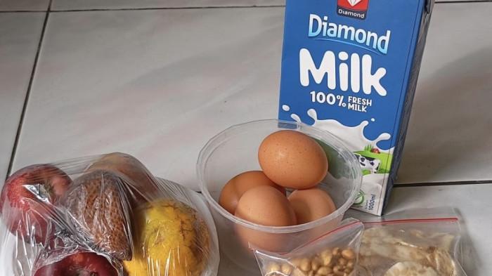 MENU MBG- Paket menu Makan Bergizi Gratis (MBG) untuk siswa sekolah dasar di Medan yang dibagikan selama masa libur sekolah, terdiri dari susu, telur, buah, kacang, dan biskuit. Program MBG tetap berjalan sesuai instruksi Badan Gizi Nasional (BGN), meski pelaksanaannya menuai sorotan dari sejumlah orang tua siswa dan di beberapa sekolah dilaporkan tidak menerima paket MBG.