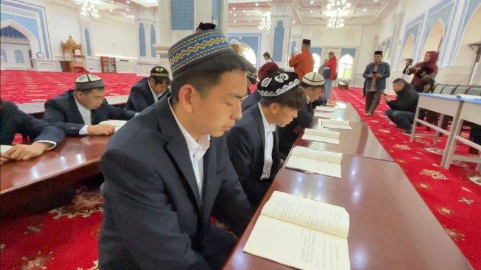 ABDULLAH - Mahasiswa tengah belajar kitab di masjid Xianjiang Islamic Institute, Selasa (12/05/2026).