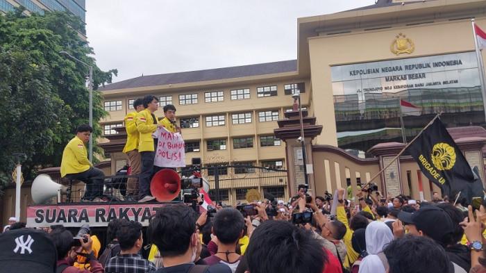 DEMO MAHASISWA - Massa elemen mahasiswa dari Universitas Indonesia (UI) mulai datang di Mabes Polri, Jakarta untuk melakukan aksi demo pada Jumat (27/2/2026) sore. Mereka meneriakan kata pembunuh ke gedung Mabes Polri. .