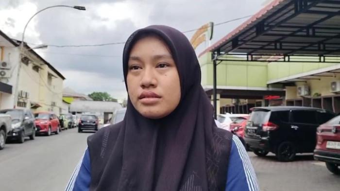 DIDUGA DIBUNUH - Diva, kakak dari Bonio Raja Gadja, mahasiswa Fakultas Hukum Universitas Medan Area Medan (UMA) yang tewas diduga dibunuh, ketika diwawancarai, Sabtu (15/11/2025). Sebelum ditemukan tewas, korban sempat izin ke orangtuanya untuk mengajak rekannya menginap di rumah.