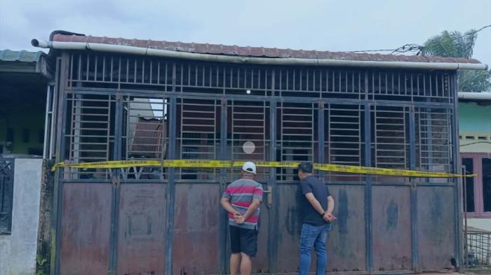 MAHSISWA TEWAS - Sejumlah warga melihat rumah tempat kejadian perkara (TKP) mahasiswa Universitas Medan Area (UMA) ditemukan tewas Gang Rambe, Dusun IV, Desa Marindal II, Kecamatan Patumbak, Kabupaten Deli Serdang, Sabtu (15/11/2025). Bonio diduga korban pembunuhan.