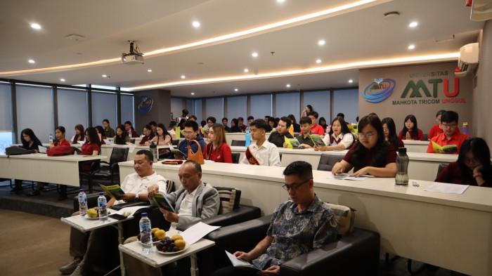 Rektor Universitas MTU Dr. Dompak Pasaribu, SE., M.Si., CPA., CACP didampingi Dekan Fakultas Sains dan Teknologi Dr. Akim Manaor Hara Pardede, ST., M.Kom, Ketua Alumni Universitas MTU Tony Honkley bersama mahasiswa merayakan acara Imlek yang dilaksanakan Mahasiswa MTU