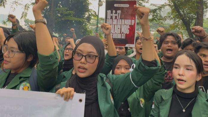 Ratusan mahasiswa yang tergabung dalam Badan Eksekutif Mahasiswa Universitas Sumatera Utara (BEM USU) menggelar aksi unjuk rasa di depan Gedung DPRD Sumatera Utara, Senin (15/6/2026).