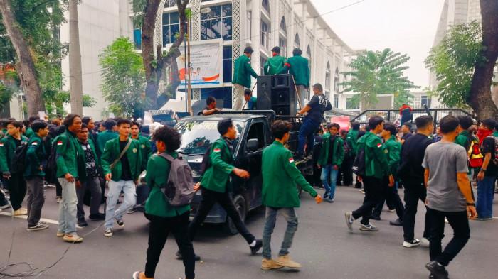 Mahasiswa yang tergabung dalam Badan Eksekutif Mahasiswa (BEM) Universitas Sumatera Utara tiba di Kantor DPRD Sumut untuk mengikuti aksi unjuk rasa, Senin (15/6/2026).